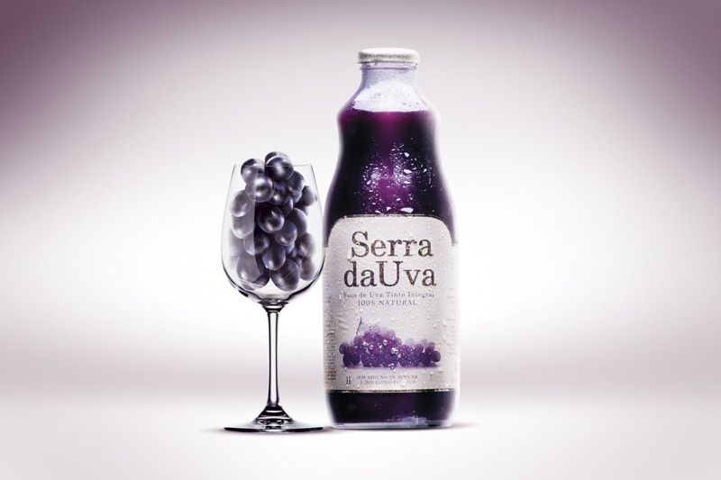 Fotografia de produto - Suco Serra da Uva e copo de vidro com uvas dentro.